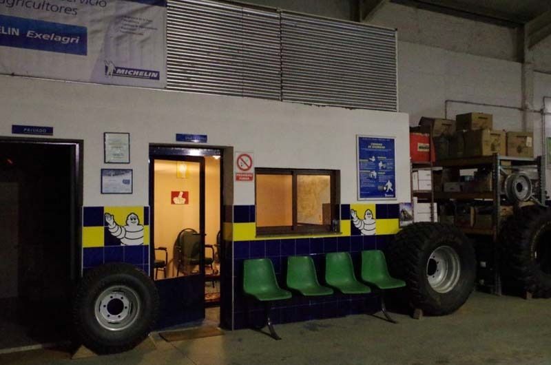 Un cartel de Michelin está en el costado de un edificio.