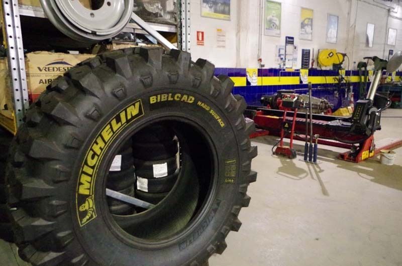 Un neumático Michelin grande está en un garaje.