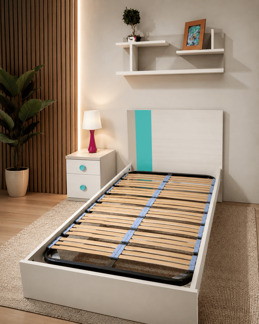Sillón curvo blanco con base de madera en un acogedor dormitorio junto a la cama y la mesita de noche.
