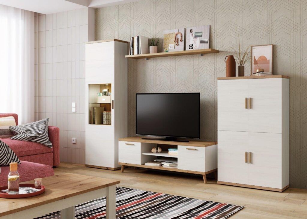 Una sala de estar con sofá, televisión, tocador y alfombra.