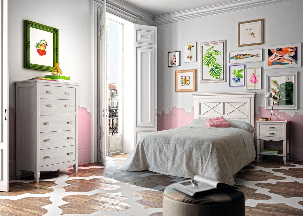 Un dormitorio con una cama, tocador, mesita de noche y otomana.
