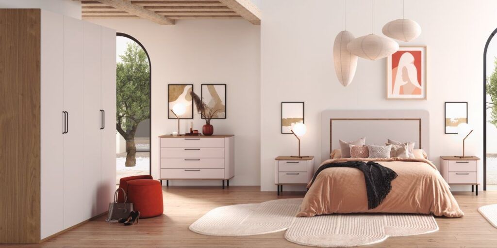 Habitación luminosa y moderna con cama, cómoda, armario y una decoración en tonos beige suaves junto a grandes ventanales.