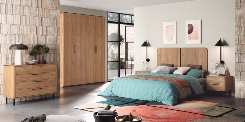 Dormitorio moderno con ropa de cama color turquesa, muebles de madera, lámparas colgantes y grandes ventanales.