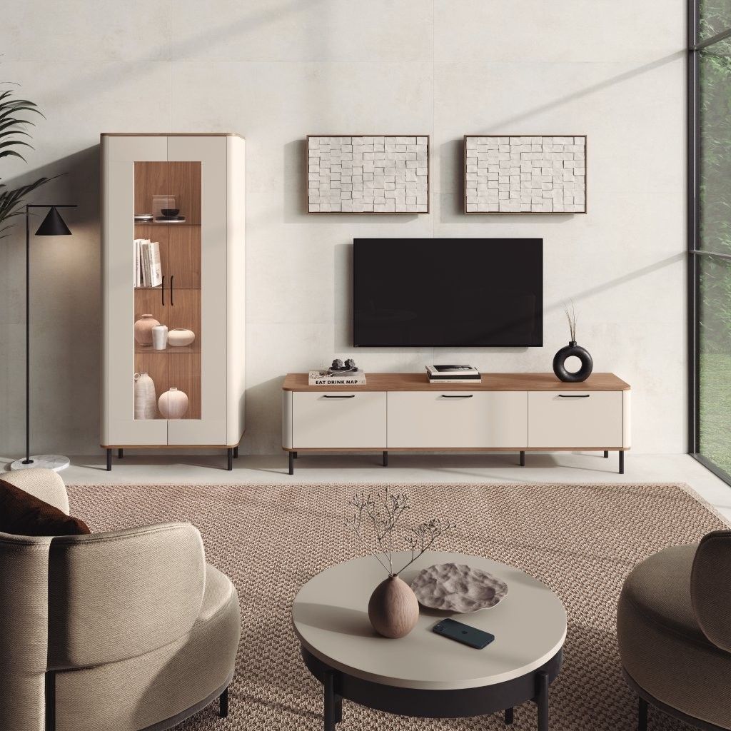 Sala de estar moderna con televisor, consola de madera, armario alto, cuadro enmarcado y sofá y sillas de color beige.