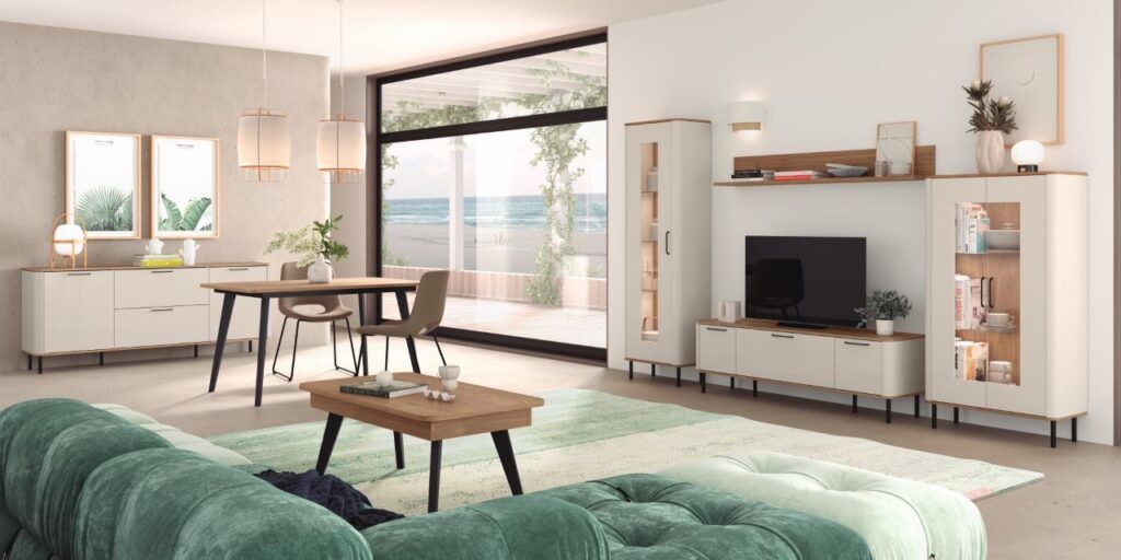 Luminoso salón-comedor moderno con sofá verde, mesa de madera, mueble para la televisión y gran puerta corredera de cristal.