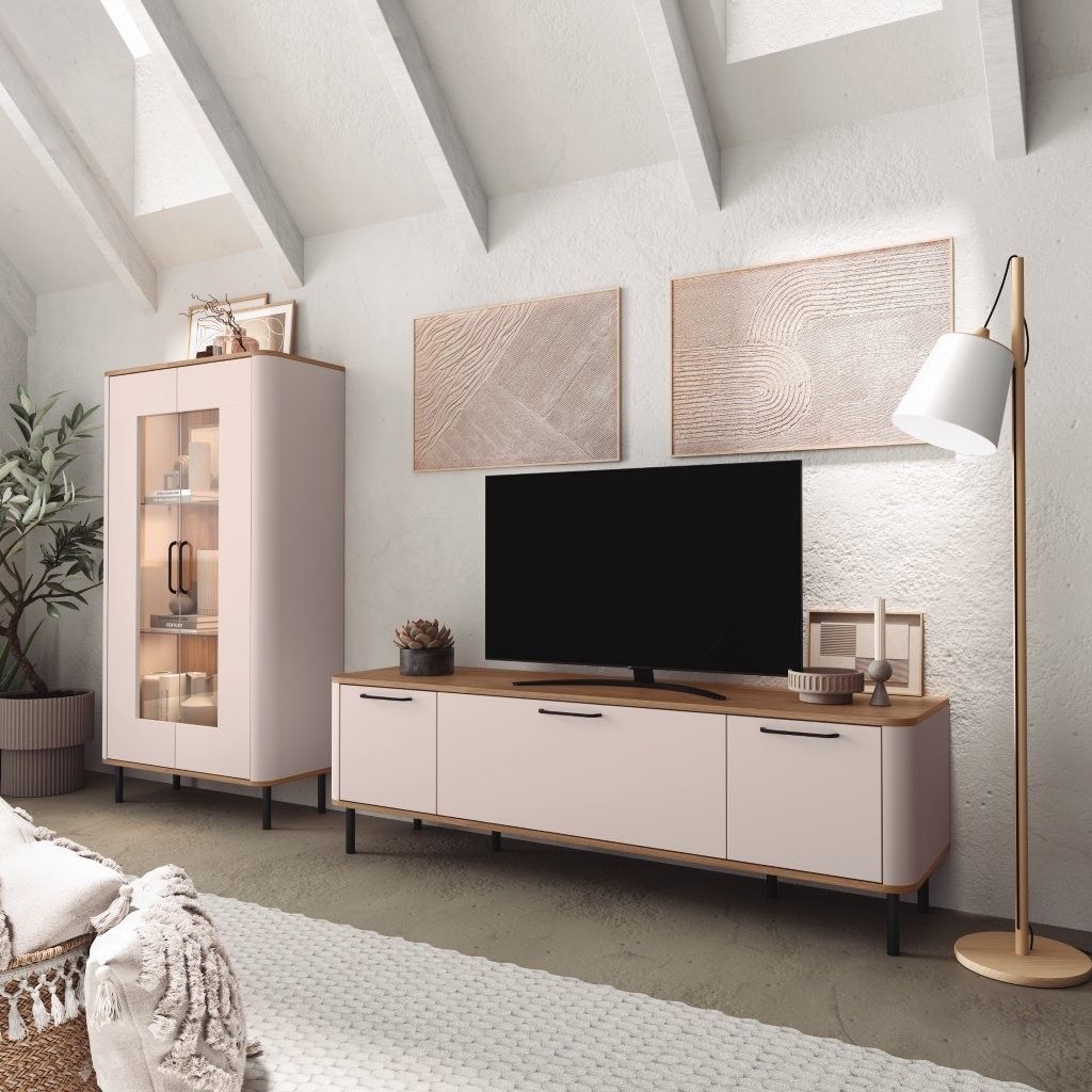 Sala de estar moderna con mueble para TV, armario, lámpara de pie y decoración beige en una pared luminosa.