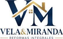 Logotipo de Vela & Miranda Real Estate en azul marino y dorado con techo de casa estilizado y letras VM