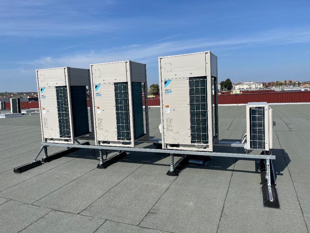 Photographie de grosses pompes à chaleur pour une entreprise