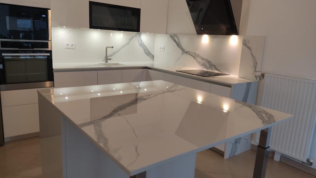 Autre plan de la rénovation d'une cuisine noire et blanche