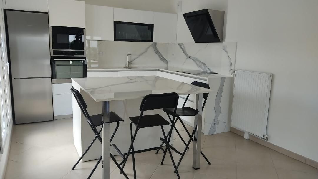 Rénovation d'une cuisine noire et blanche