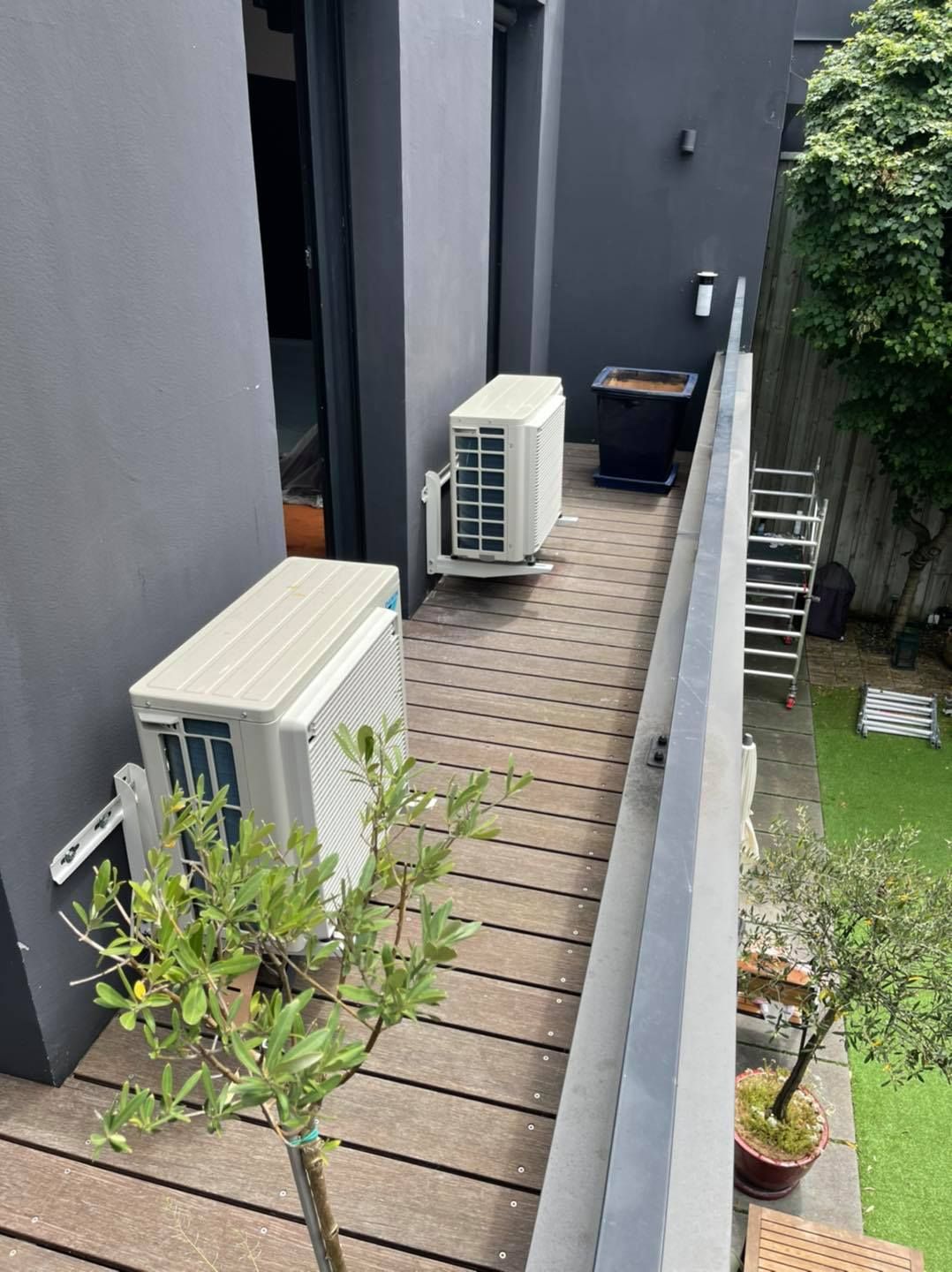 Photographie de deux climatiseurs