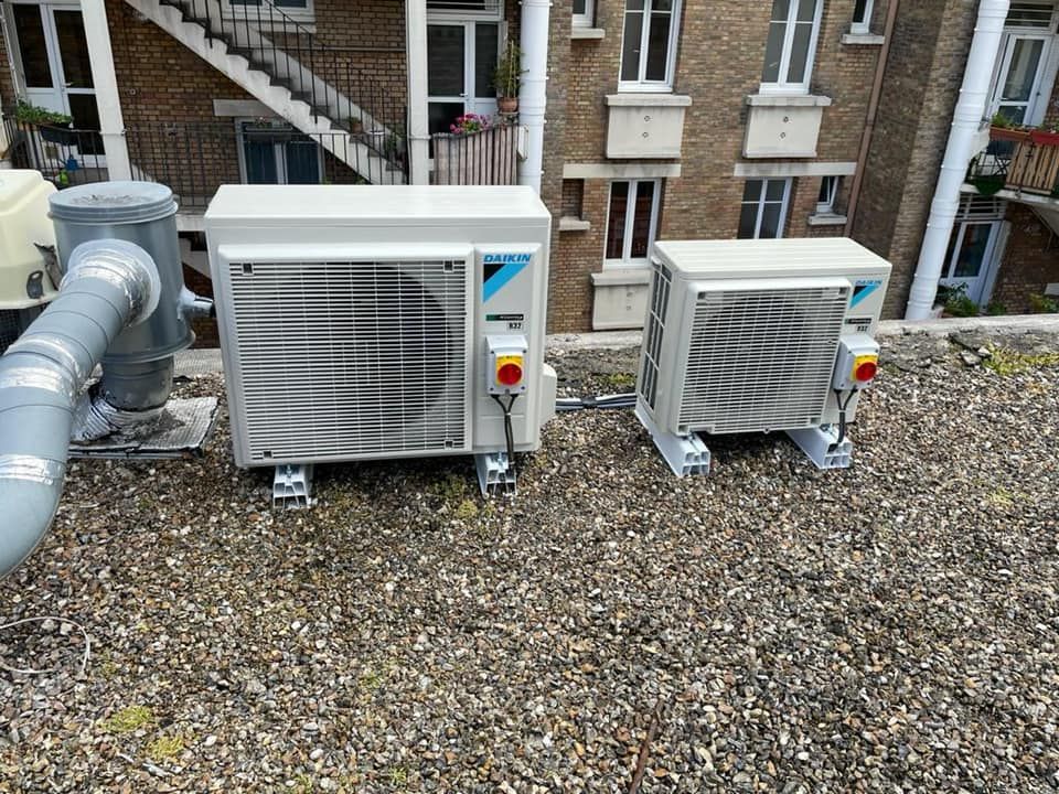 Photographie de deux climatiseurs, de face