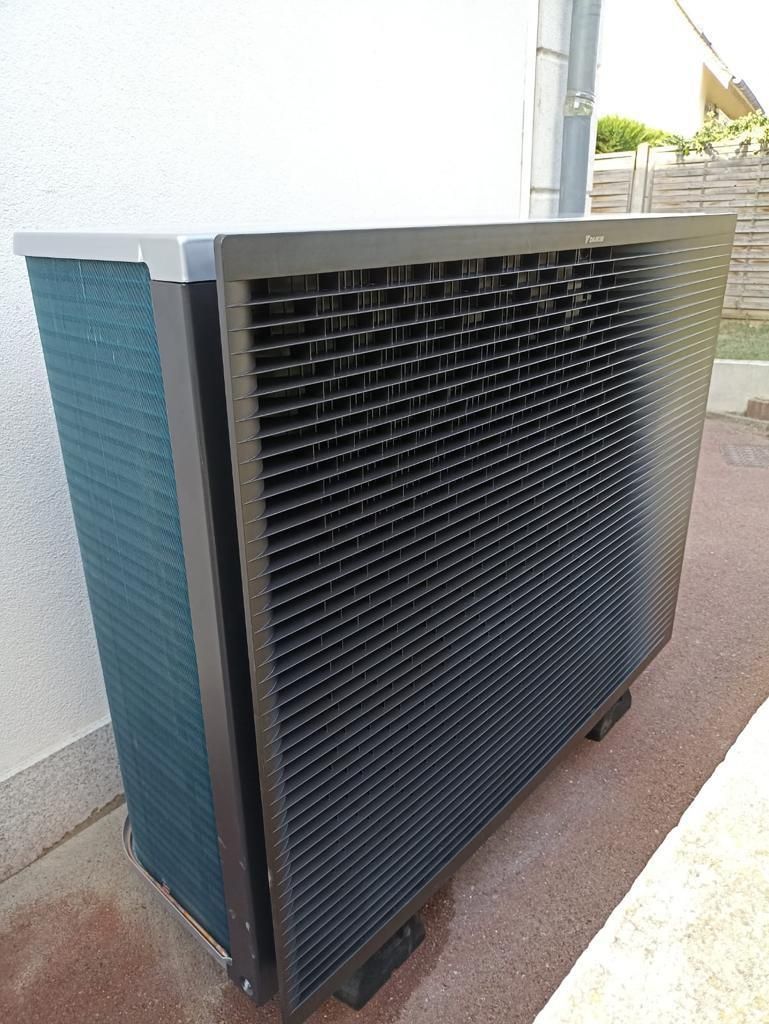 Focus sur une pompe à chaleur air/eau, de côté