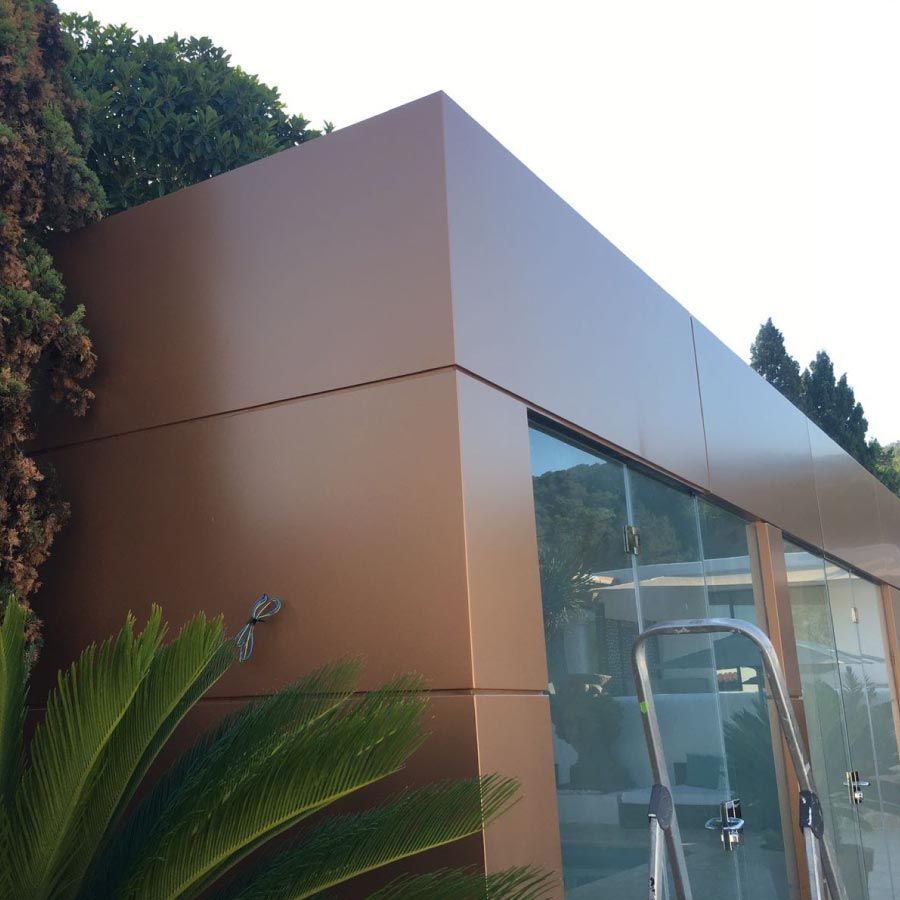 Un edificio con una escalera al costado.