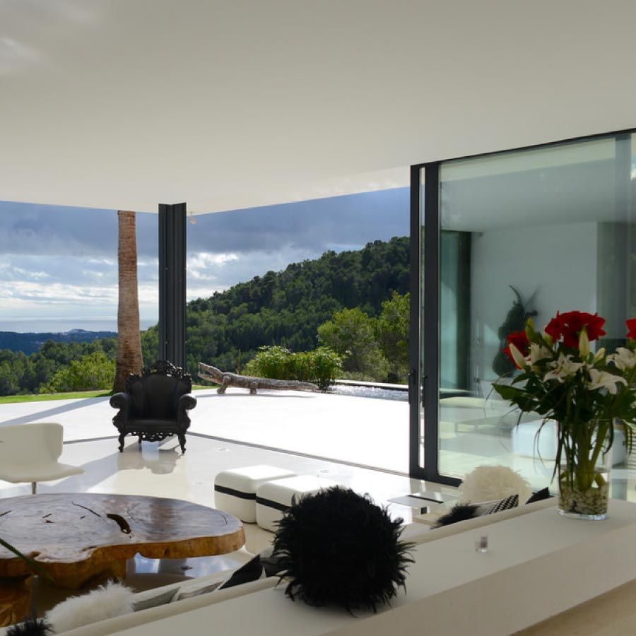 Una sala de estar con vista a las montañas.
