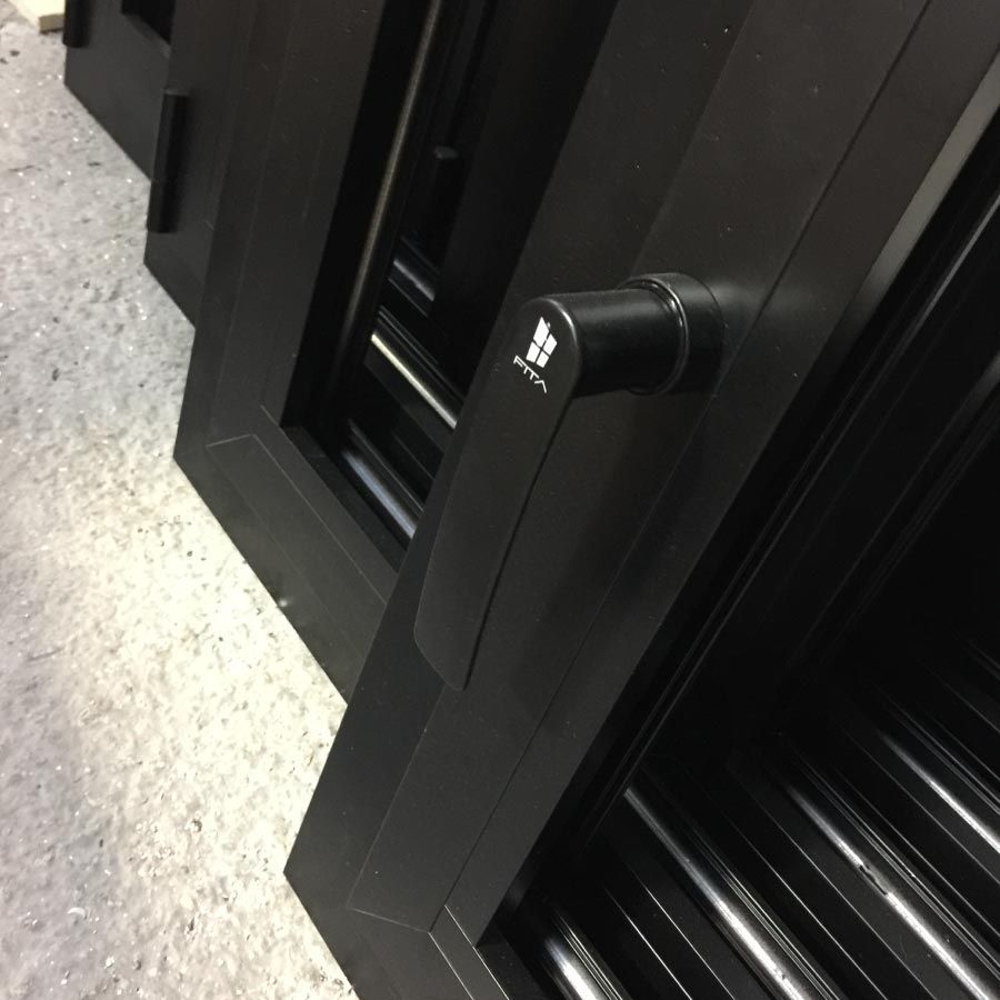 Un primer plano de una puerta negra con una manija.