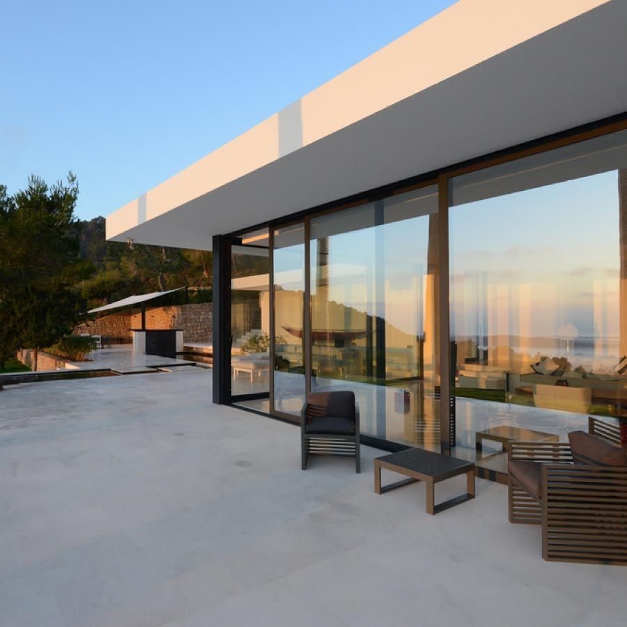 Una casa con muchas ventanas y sillas