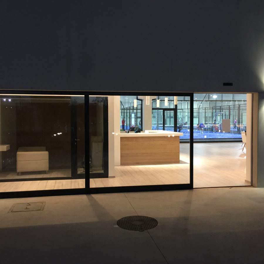 El interior de un edificio con una gran puerta de cristal.