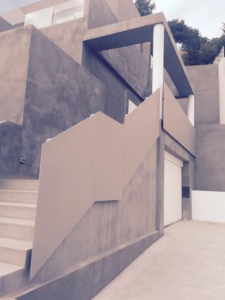 Un edificio con escaleras que conducen a un garaje.