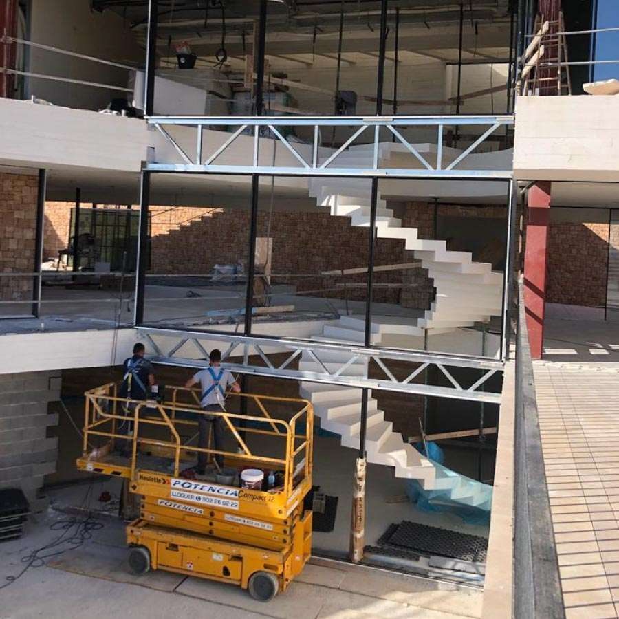 Se está construyendo una escalera en un edificio.
