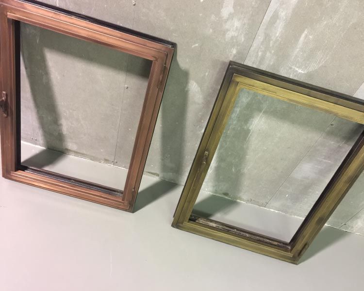 Hay dos marcos de fotos uno al lado del otro sobre una mesa.