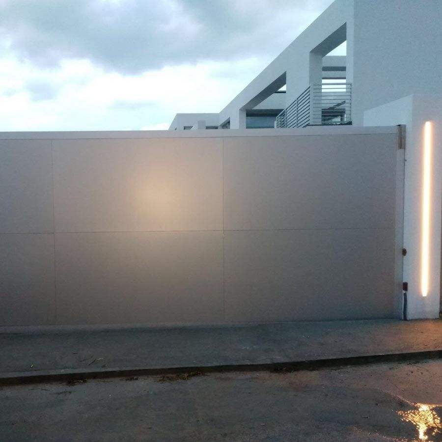 Un edificio blanco con una puerta corrediza en el frente.