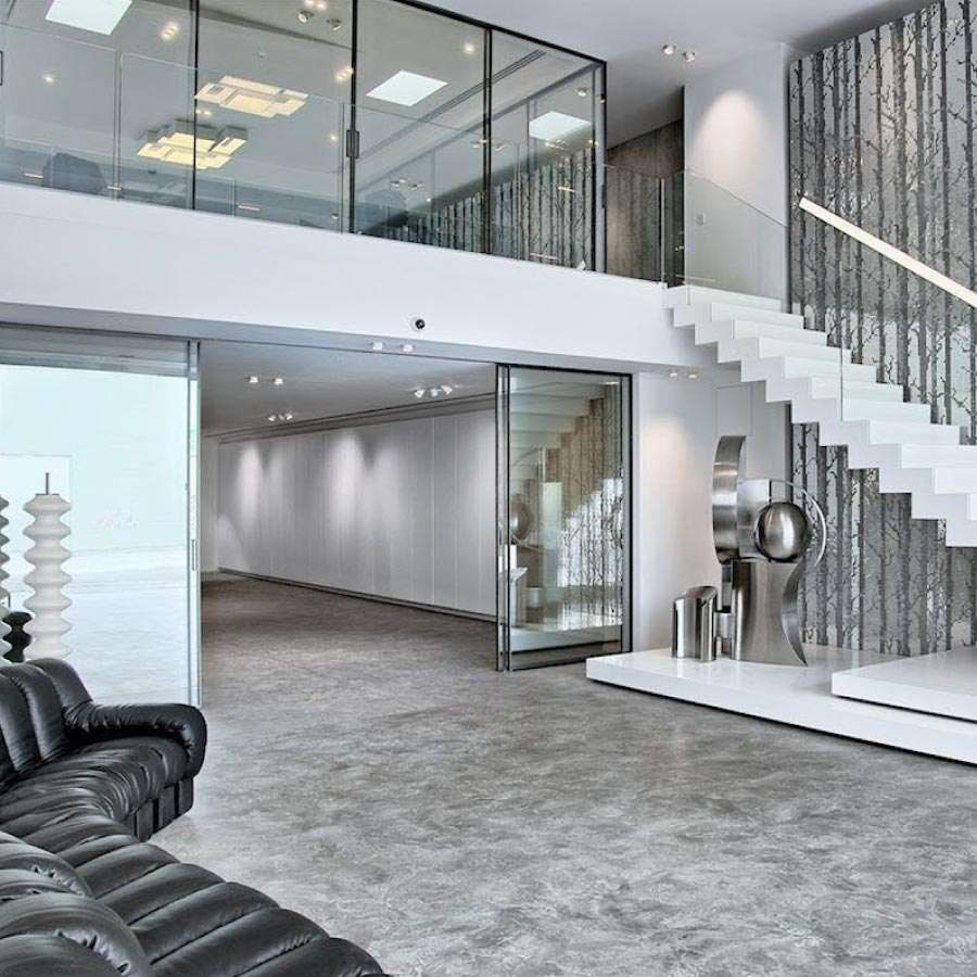 Una sala de estar con una escalera y un sofá.