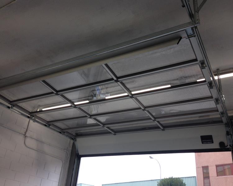 El interior de una puerta de garaje con la puerta abierta.