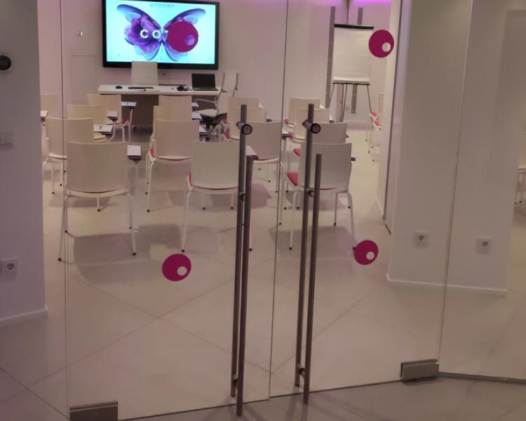 Una habitación con sillas y un televisor con una mariposa encima.