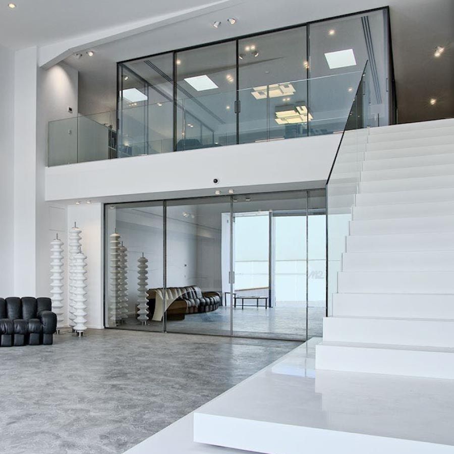 Una habitación grande con escaleras que conducen al segundo piso.