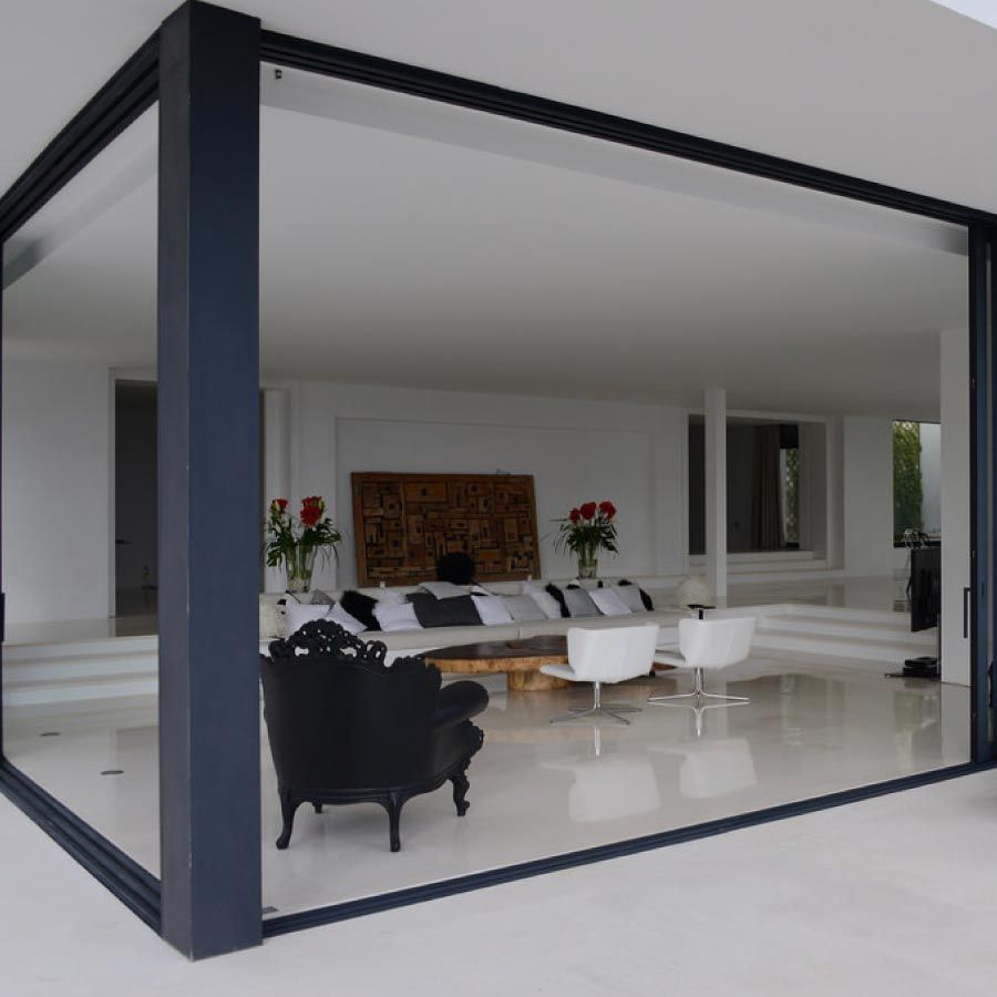 Una sala de estar con un sofá y sillas.