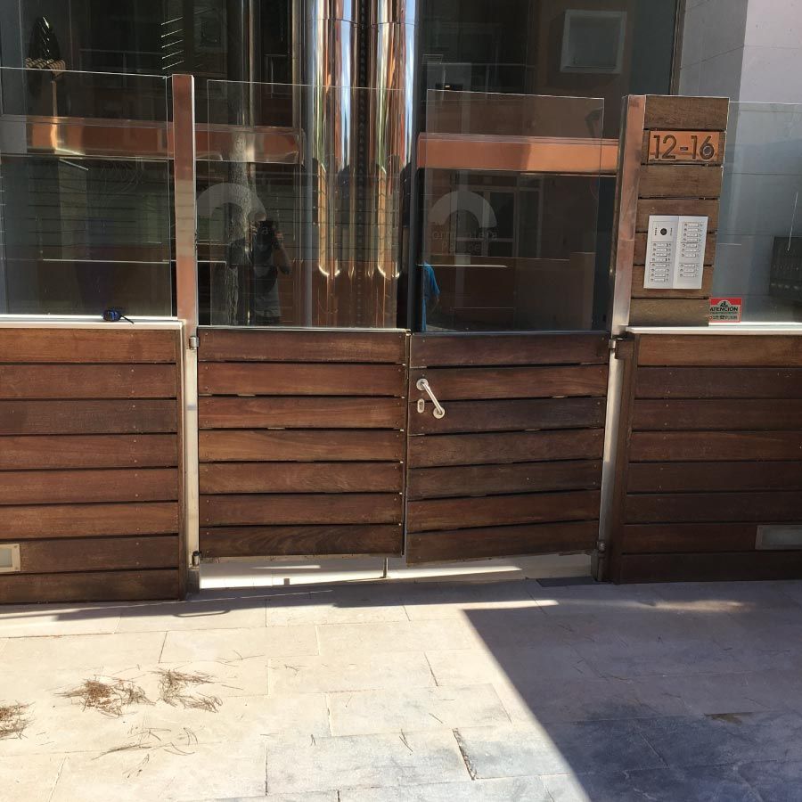 Una puerta de madera con el número 12-14 en ella