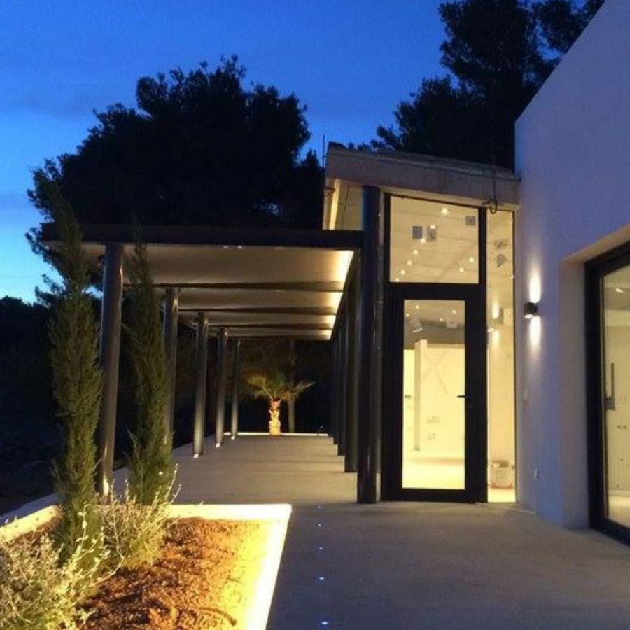 Una casa con una pasarela cubierta que conduce a ella por la noche.