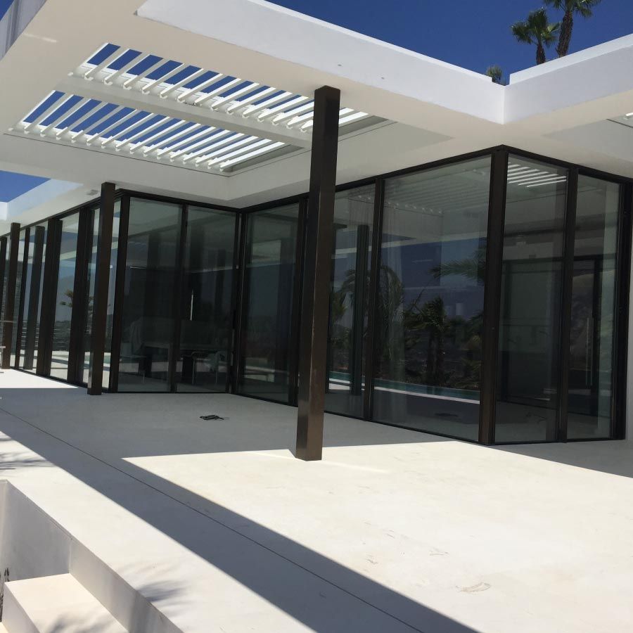 Un edificio grande con muchas ventanas y escaleras.