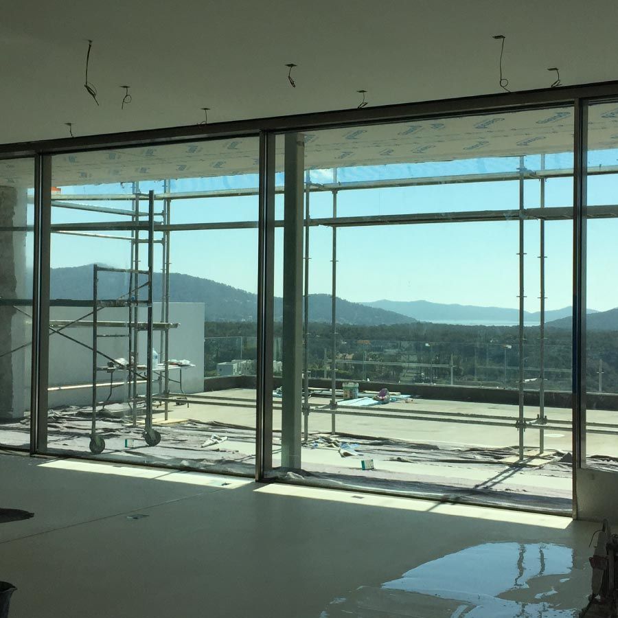 Un edificio en construcción con muchas ventanas.