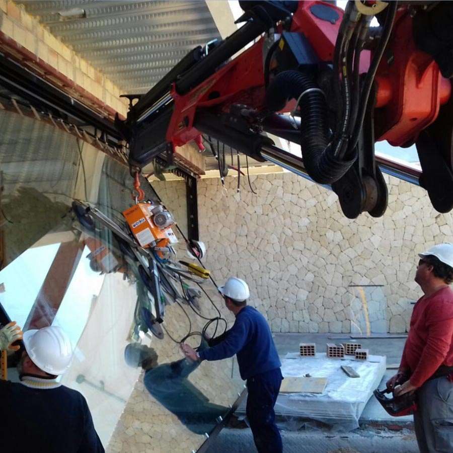 Un grupo de hombres está trabajando en un gran trozo de vidrio.