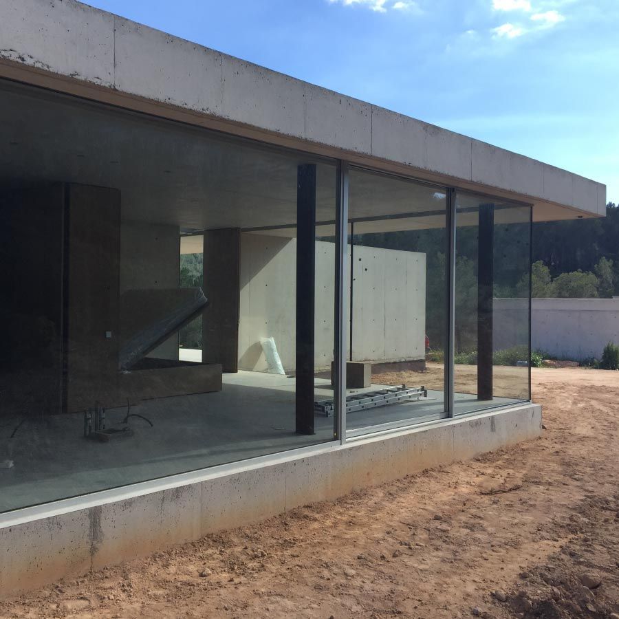 Una casa que se está construyendo con muchas ventanas