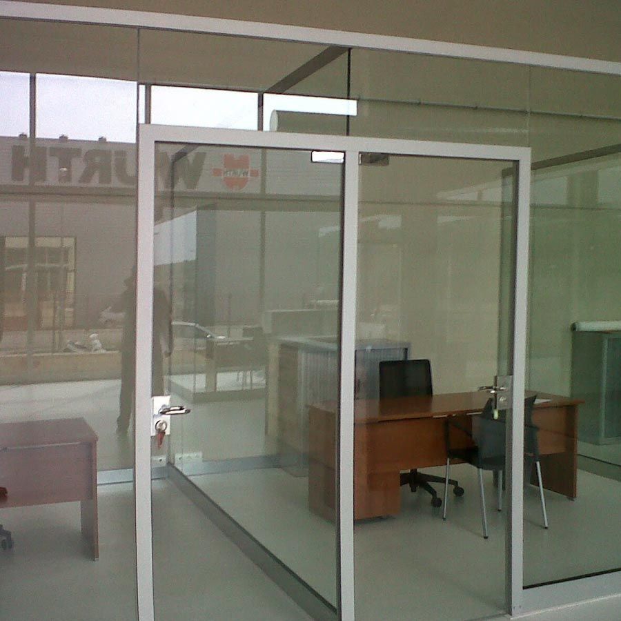 Una habitación con una puerta de cristal y un cartel que dice hyau