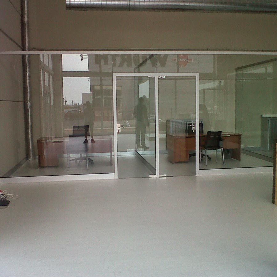 Un edificio con un cartel que dice 'a' en él