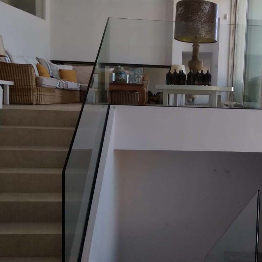 Una sala de estar con escaleras que conducen al segundo piso.