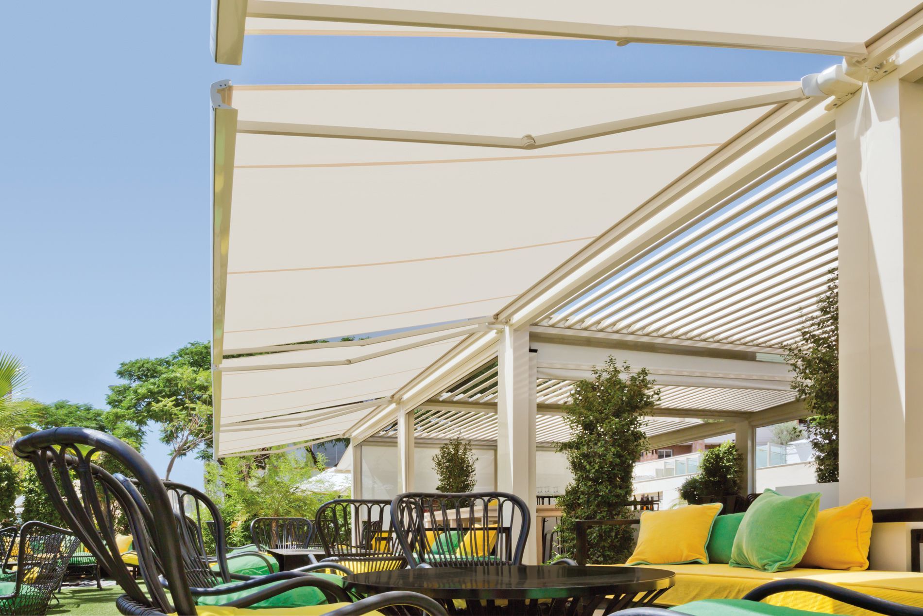 Un restaurante con mesas y sillas bajo un toldo.