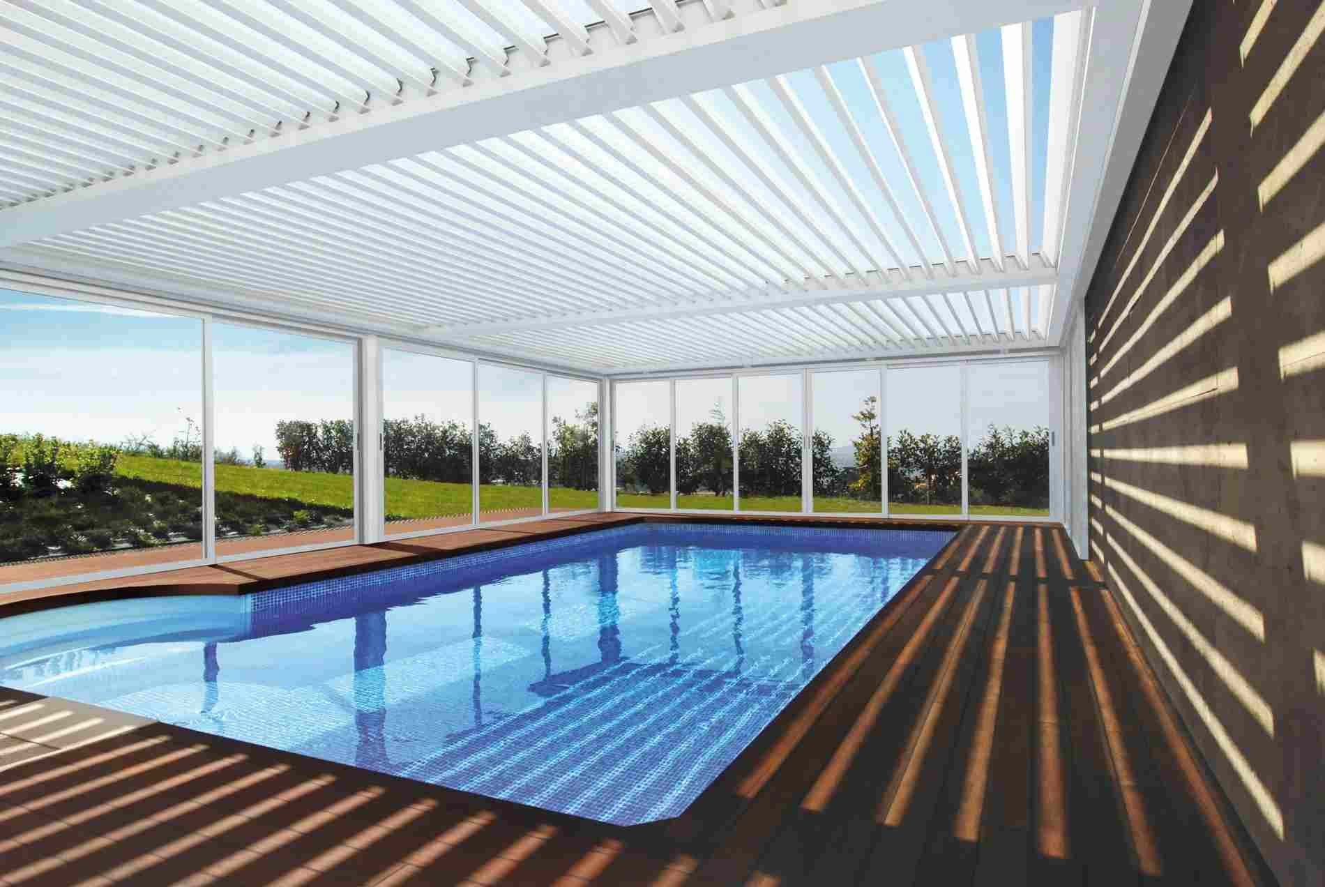 Una gran piscina cubierta con una pérgola sobre ella