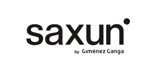 Un logotipo en blanco y negro para Saxun, diseñado por Giménez Ganga.