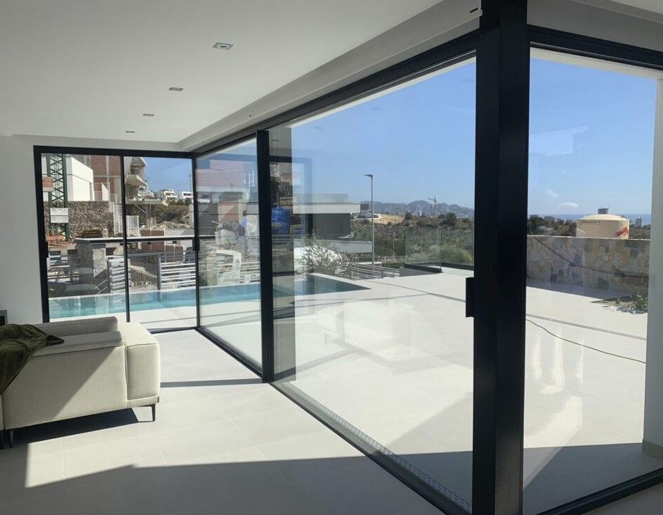 Una sala de estar con muchas ventanas y un sofá.