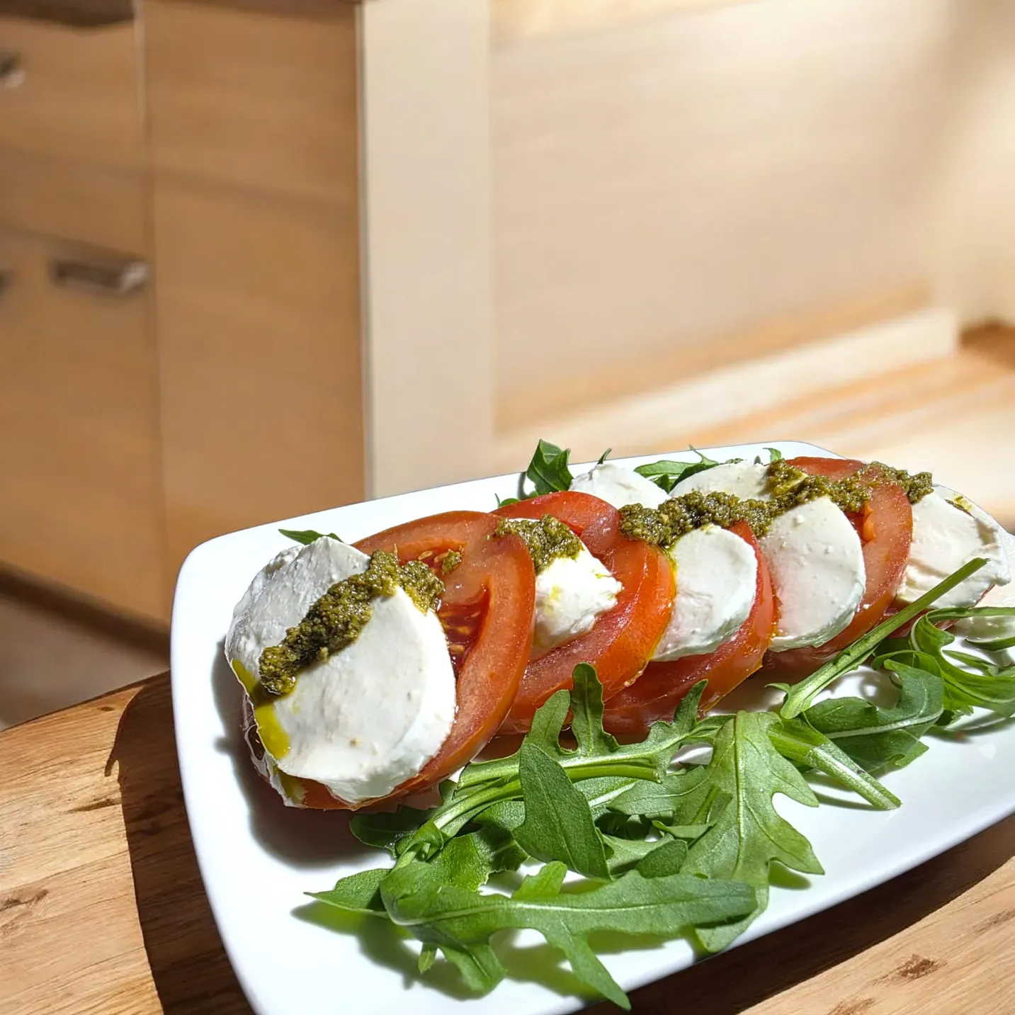 Una jarra vacía de cerveza Estrella Galicia reposa sobre una barra de madera bajo una iluminación verde brillante.