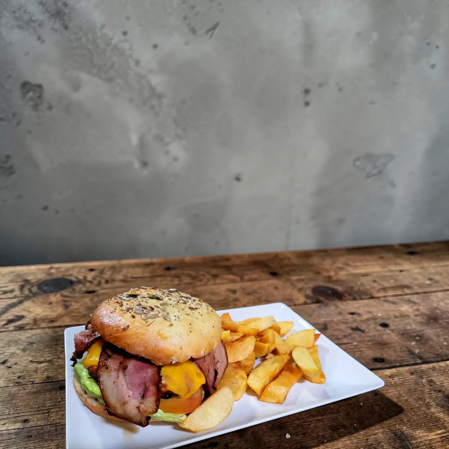 Un plato de empanadas horneadas de color marrón dorado, con bordes intrincadamente rizados, que reposan