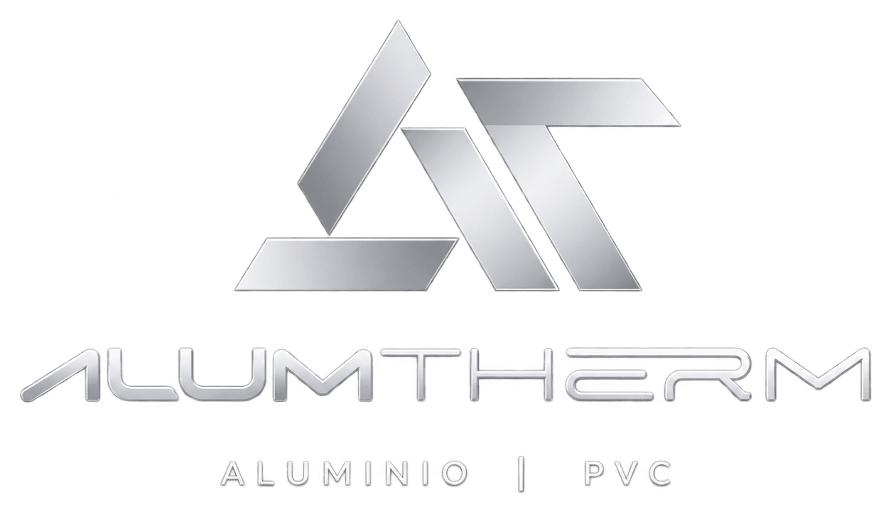 Logotipo de Alumtherm con una marca geom&eacute;trica plateada estilizada y el texto &ldquo;ALUMTHERM&rdquo; y &ldquo;ALUMINIO | PVC&rdquo;.