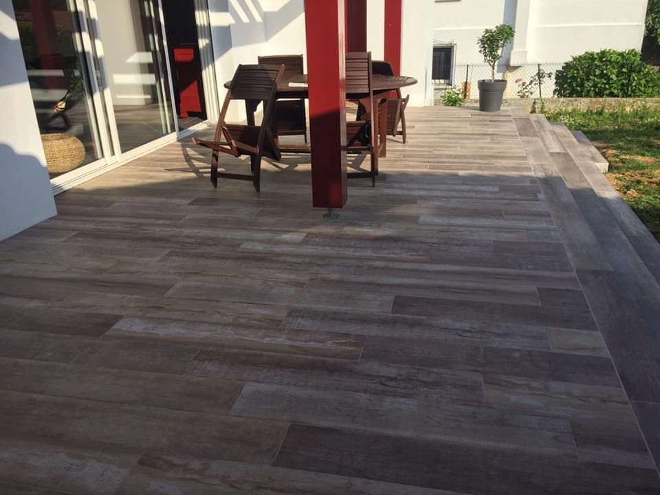 Terrasse en carrelage aspect bois