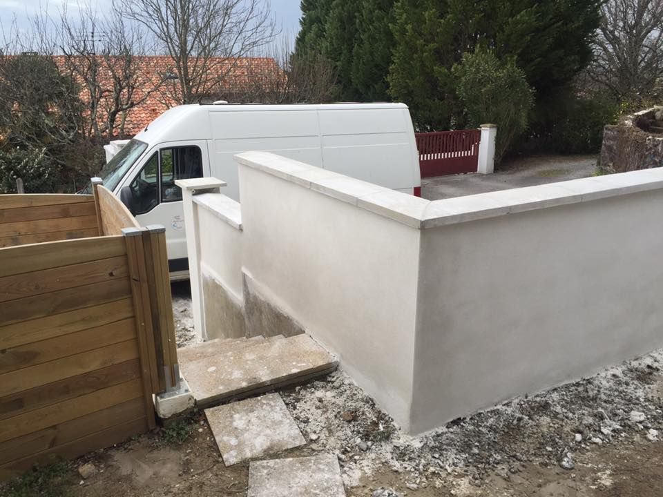 Mur de clôture devant une maison