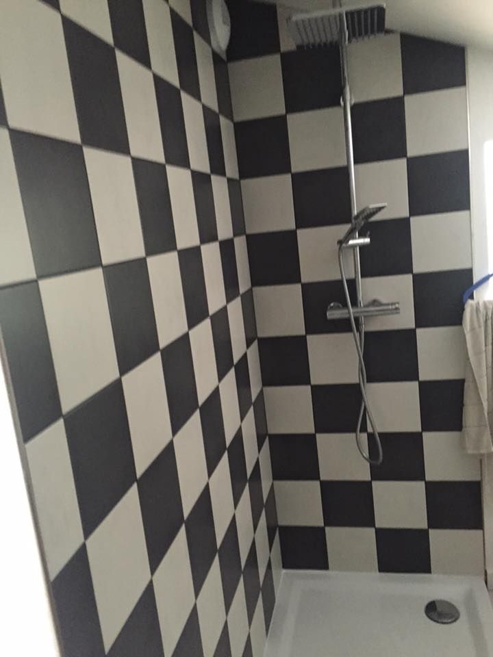 Damier noir et blanc dans une salle de bains